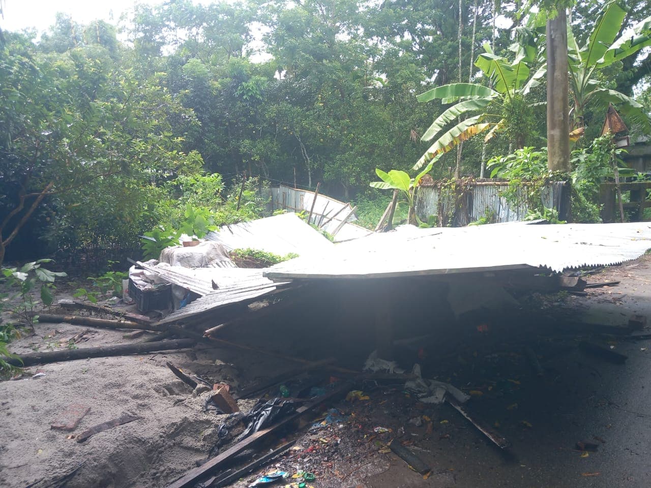 কাঁঠালিয়ায় ঘর ভাঙচুর নিয়ে পাল্টাপাল্টি অভিযোগ