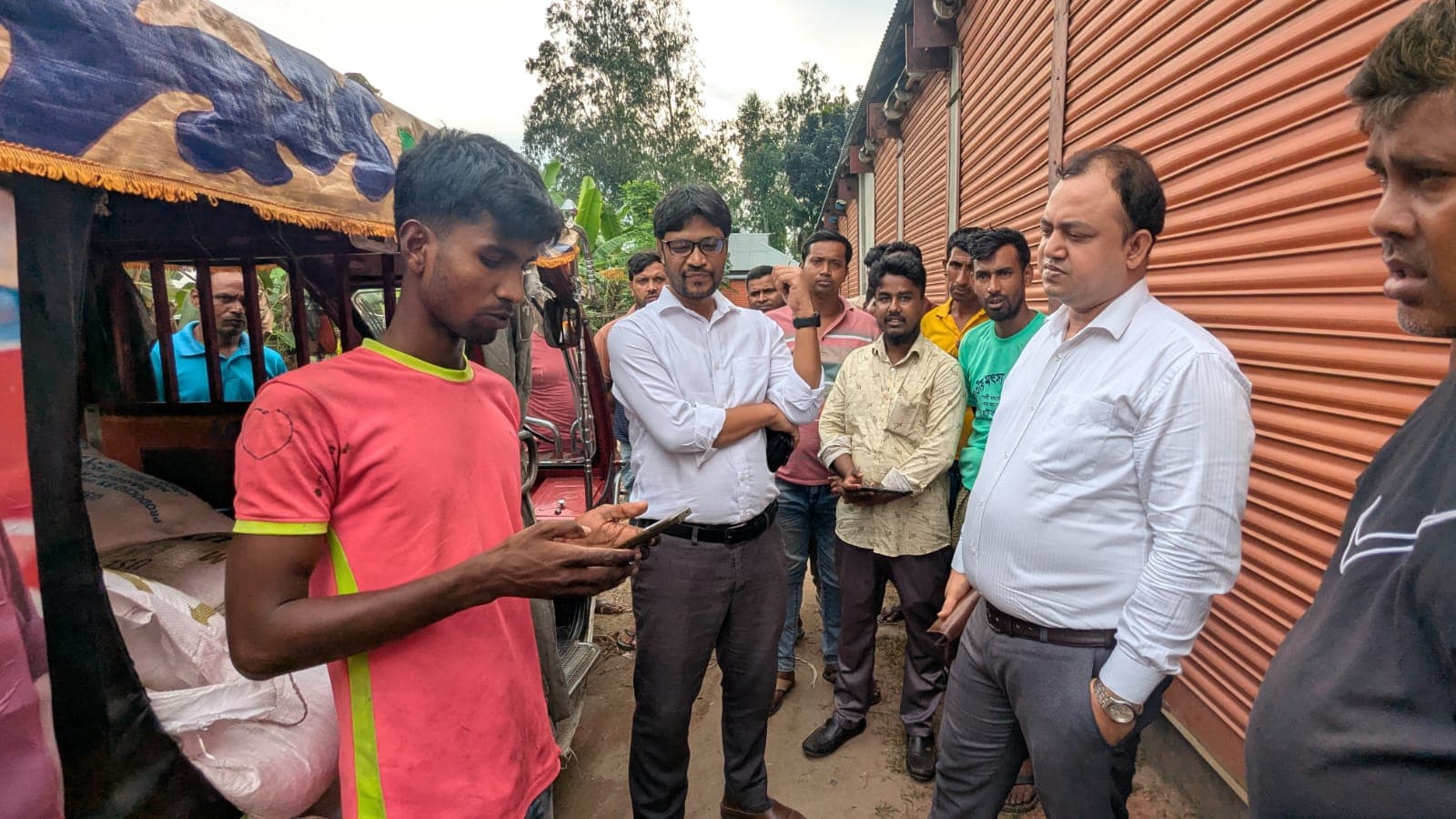 বকশীগঞ্জে অবৈধভাবে পাচারকালে প্রশাসনের হাতে ২৫ বস্তা সার জব্দ