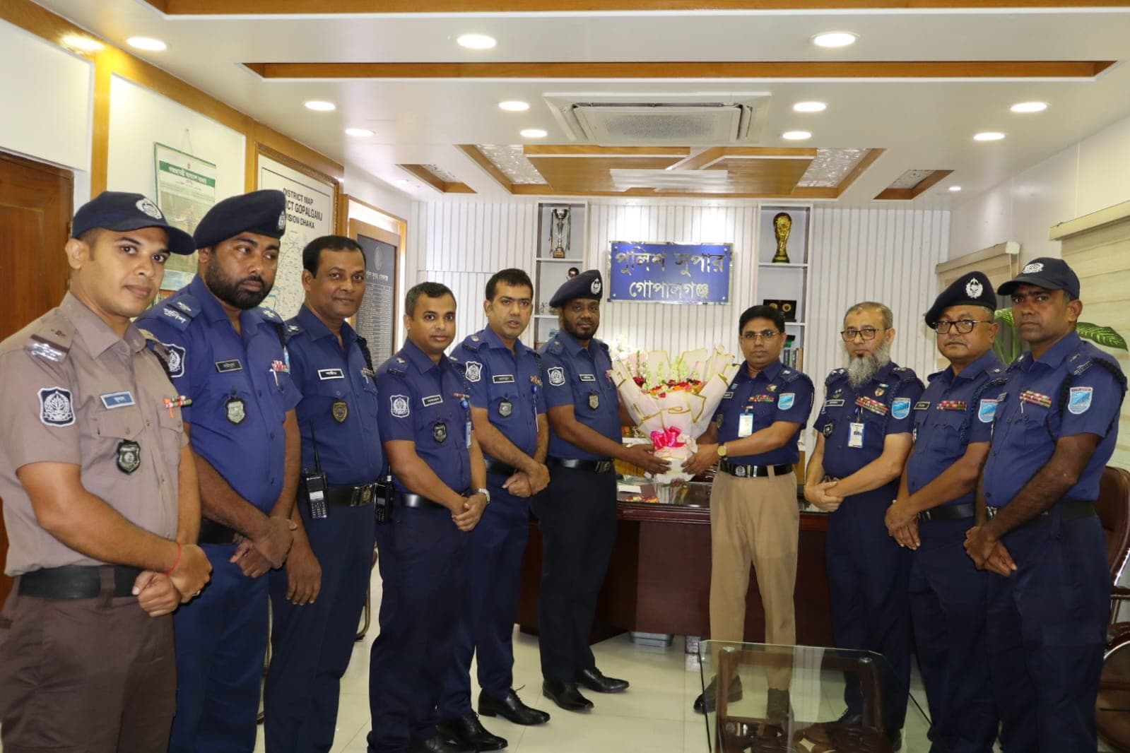 বিপিএম-সেবা পদক পাওয়ায় গোপালগঞ্জের পুলিশ সুপারকে ফুল দিয়ে শুভেচ্ছা 