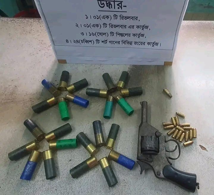 খুলনায় দুই সহযোগী গ্রেপ্তার, বাসার বিছানার নিচে মিলল অস্ত্র-গুলি