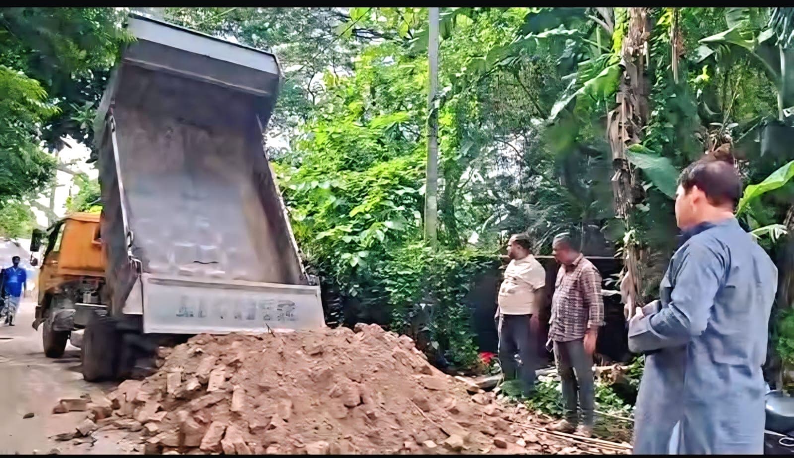 সোনারগাঁ থানা থেকে গার্লস স্কুল সড়ক সংস্কারে এগিয়ে এলেন মোশাররফ হোসেন