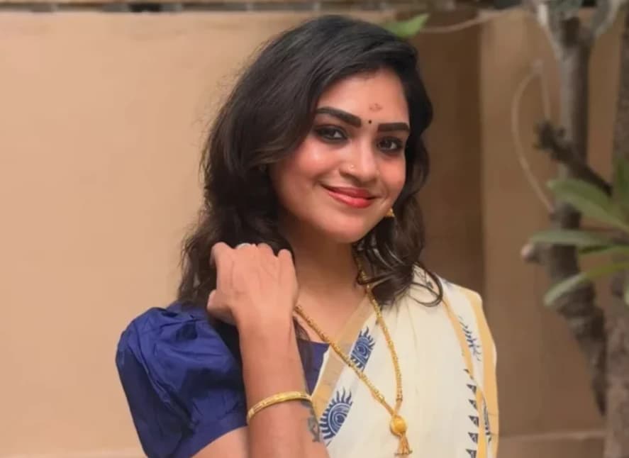 ব্যবসায়ীকে মারধর ও ৫ লাখ টাকা চাঁদাবাজির অভিযোগে গ্রেপ্তার অভিনেত্রী বর্ষিণী ভেঙ্কট