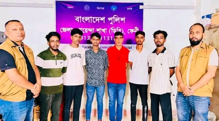 ফেনীতে গভীর রাতে মিছিলের প্রস্তুতিকালে বঙ্গবন্ধু সৈনিক লীগের সেক্রেটারি ও ছাত্রলীগ সভাপতিসহ আটক- ৬