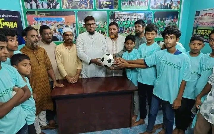 ফেনীতে গোবিন্দপুর ইয়ং স্টার ক্লাবের জুনিয়র সদস্যদের মাঝে বিএনপি নেতাদের জার্সি ও ক্রীড়া সামগ্রী বিতরণ