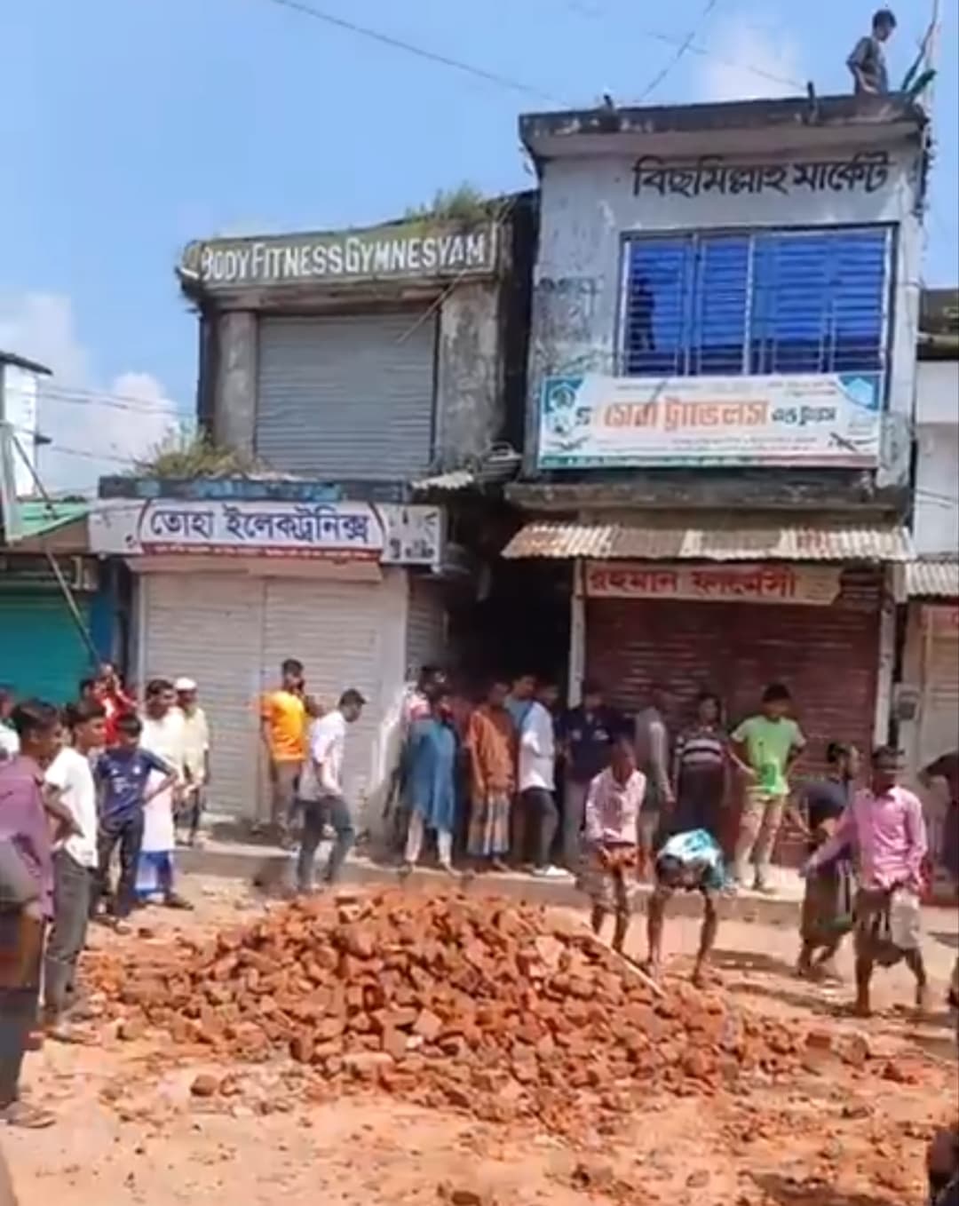 হবিগঞ্জে  সিএনজি-টমটম স্ট্যান্ড নিয়ে সংঘর্ষ, আহত অন্তত  ২৫