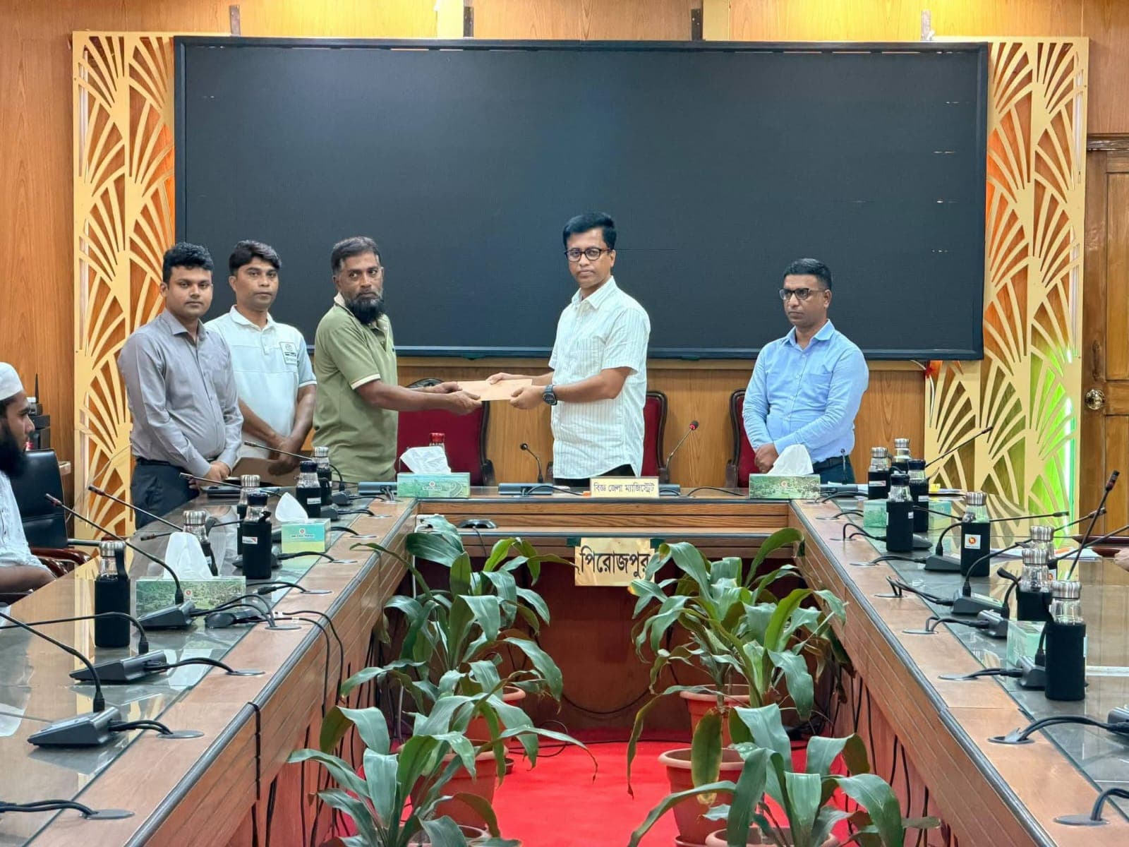 পিরোজপুরে অগ্নিকাণ্ডে ক্ষতিগ্রস্ত ব্যবসায়ীদের মাঝে জেলা প্রশাসনের অর্থ সহায়তা প্রদান