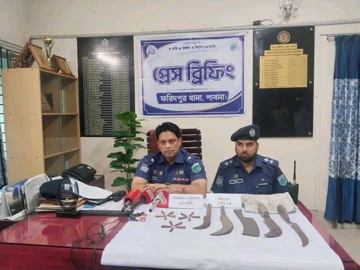 পাবনার ফরিদপুর থানা পুলিশের বিশেষ অভিযানে দেশীয় অস্ত্র ও ১৫ রাউন্ড তাজা গুলি উদ্ধার  