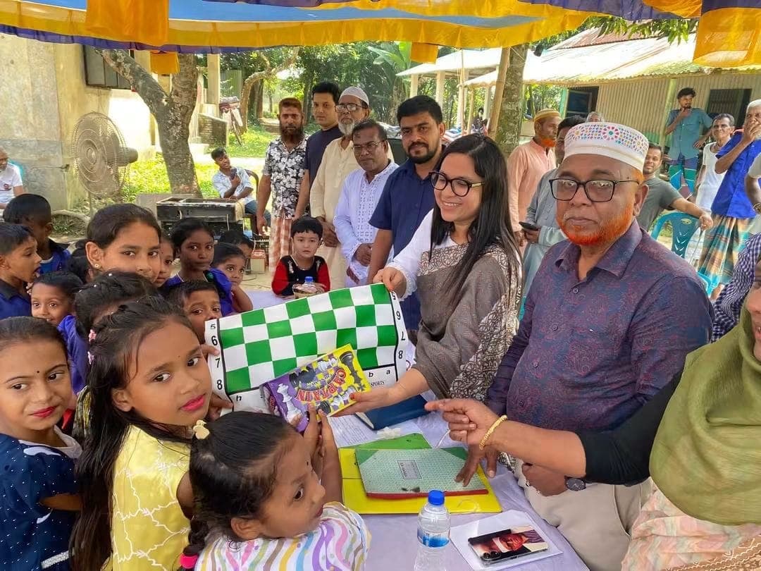 নরসিংদীর শিবপুরে ছায়াবিথী বিদ্যা নিকেতনে   ক্রীড়া সামগ্ৰী ও ফলজ চারা বিতরন করলেন ইউএনও