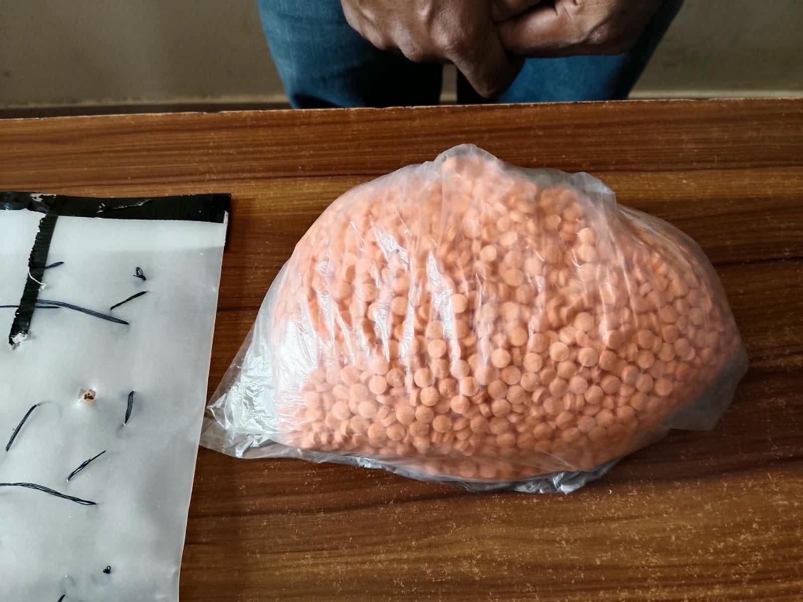 ঠাকুরগাঁওয়ে ৪৯৭ গ্রাম ইয়াবাসহ যাত্রী গ্রেপ্তার  ট্রলি ব্যাগের বিশেষ চেম্বারে লুকানো ছিল ৪ হাজার ৯৭০ পিস ইয়াবা, মূল্য প্রায় ২৪ লাখ ৮৫ হাজার টাকা