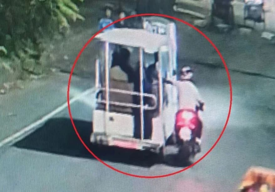ঢাবি ক্যাম্পাসে চলন্ত শাটল থেকে ছাত্রীর কান থেকে স্বর্ণের দুল ছিনতাই