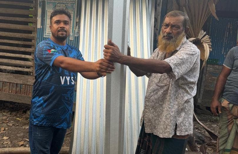 পিরোজপুরের কদমতলায় অসহায় চা বিক্রেতা মোস্তফার পাশে মোঃ জাহিদুল ইসলাম , দিলেন ঘর মেরামতের ঢেউটিন