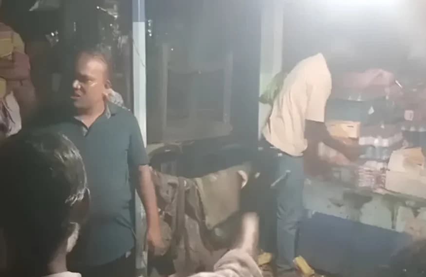 বাকিতে সিগারেট না দেওয়ায় পেট্রোল ঢেলে দোকান পুড়িয়ে দিল যুবক, দগ্ধ দোকানি আশঙ্কাজনক