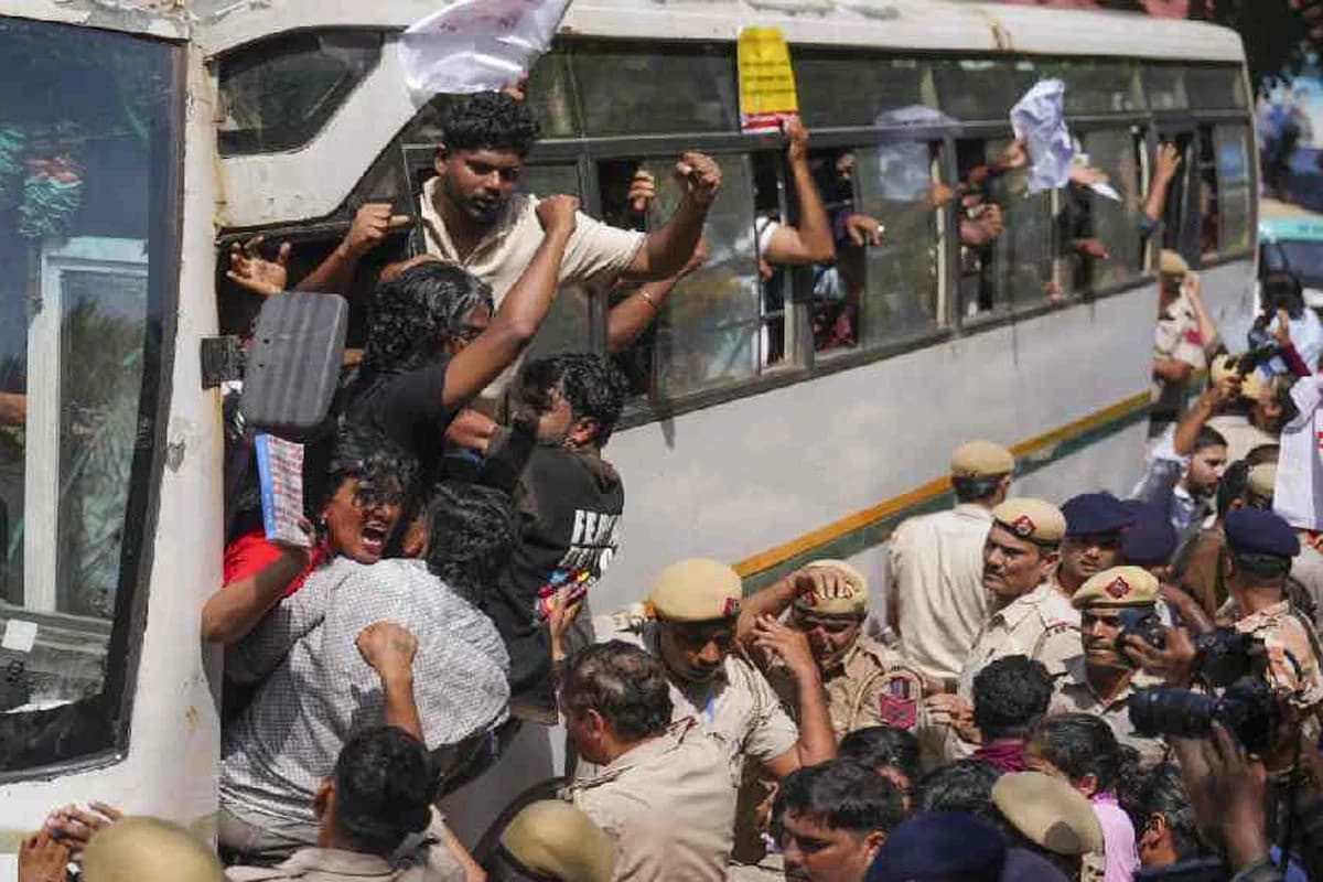 ভোটাধিকার কেড়ে নেওয়ার অভিযোগে উত্তাল দিল্লি, আটক ৭০০ মানুষ ও স্তব্ধ ইন্টারনেট পরিষেবা!