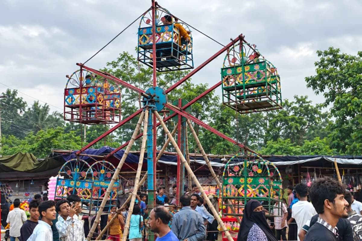 নাগরদোলার ঘূর্ণি আর মাটির পুতুলের মায়া, সোনারগাঁর মেলার আমেজে ফিরে এলো হারানো শৈশব