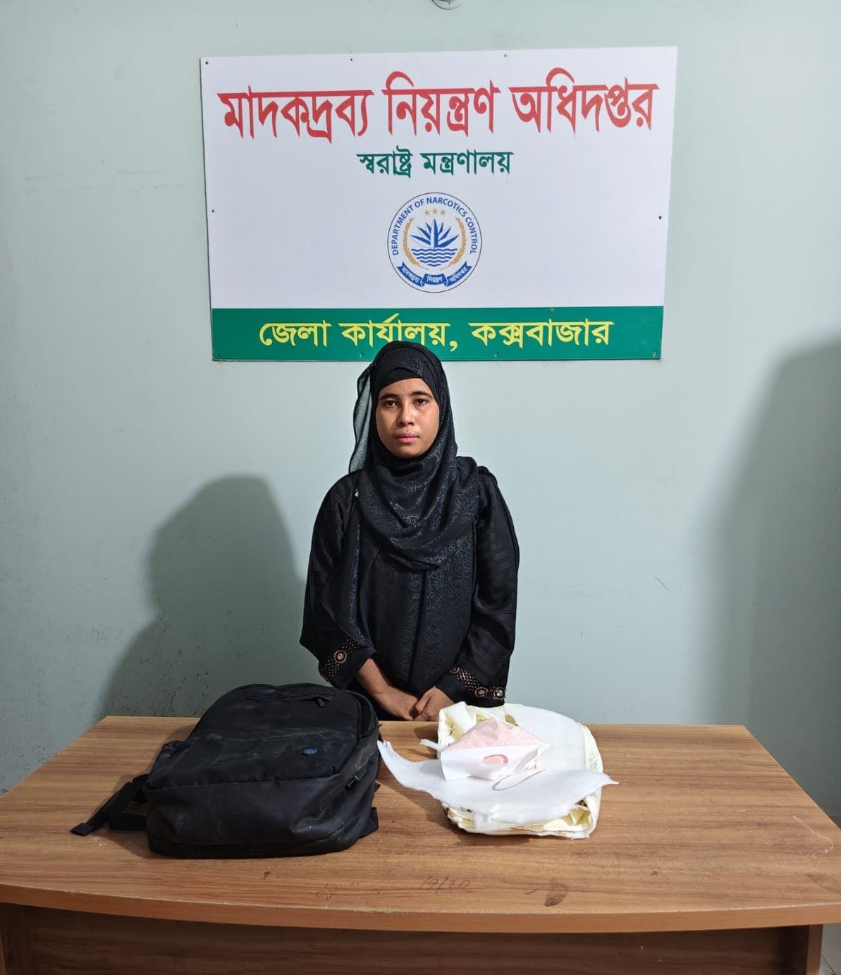 মেরিন ড্রাইভে ট্রাভেল ব্যাগে ৩ হাজার ইয়াবা, তরুণী গ্রেপ্তার
