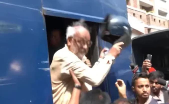 ‘হেলমেট পরব না, দরকারে গুলিতে মরব’, পুলিশের গাড়িতে চিৎকার জামায়াত নেতার