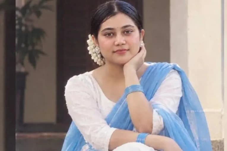 পদ থেকে সরলাম, আদর্শ থেকে নয়: জাবি ছাত্রদল নেত্রীর আবেগঘন বিদায় বার্তা