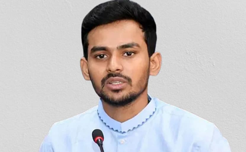 আসল ছবিকে নকল বলে সন্দেহ, নেটিজেনদের তোপের মুখে আসিফ মাহমুদ