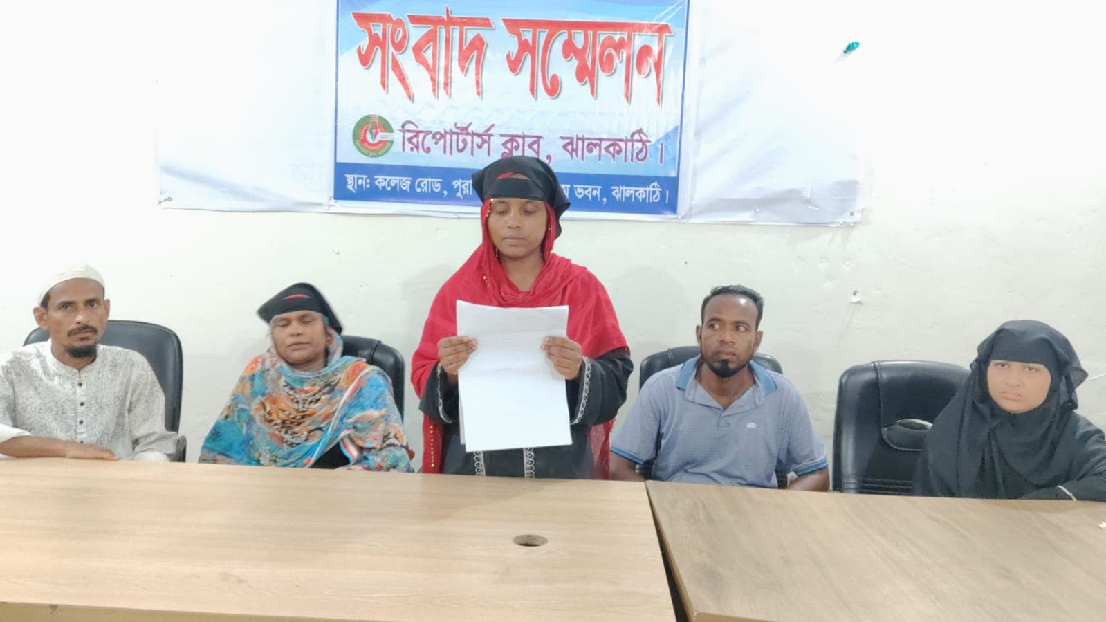 স্ত্রীর আর্তনাদ: নির্দোষ স্বামীকে চোর বানিয়ে মারধর, পুরোনো মামলায় চালান!