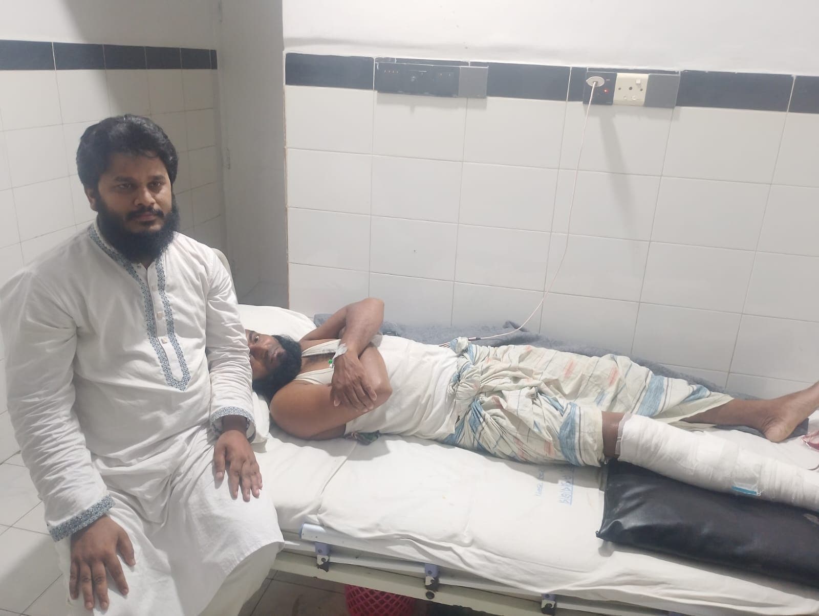 বালুখালী জামায়াত কর্মী নুরুল ইসলামকে কক্সবাজার হাসপাতালে দেখতে গেলেন হোয়াইক্যং ইউনিয়ন আমীর 