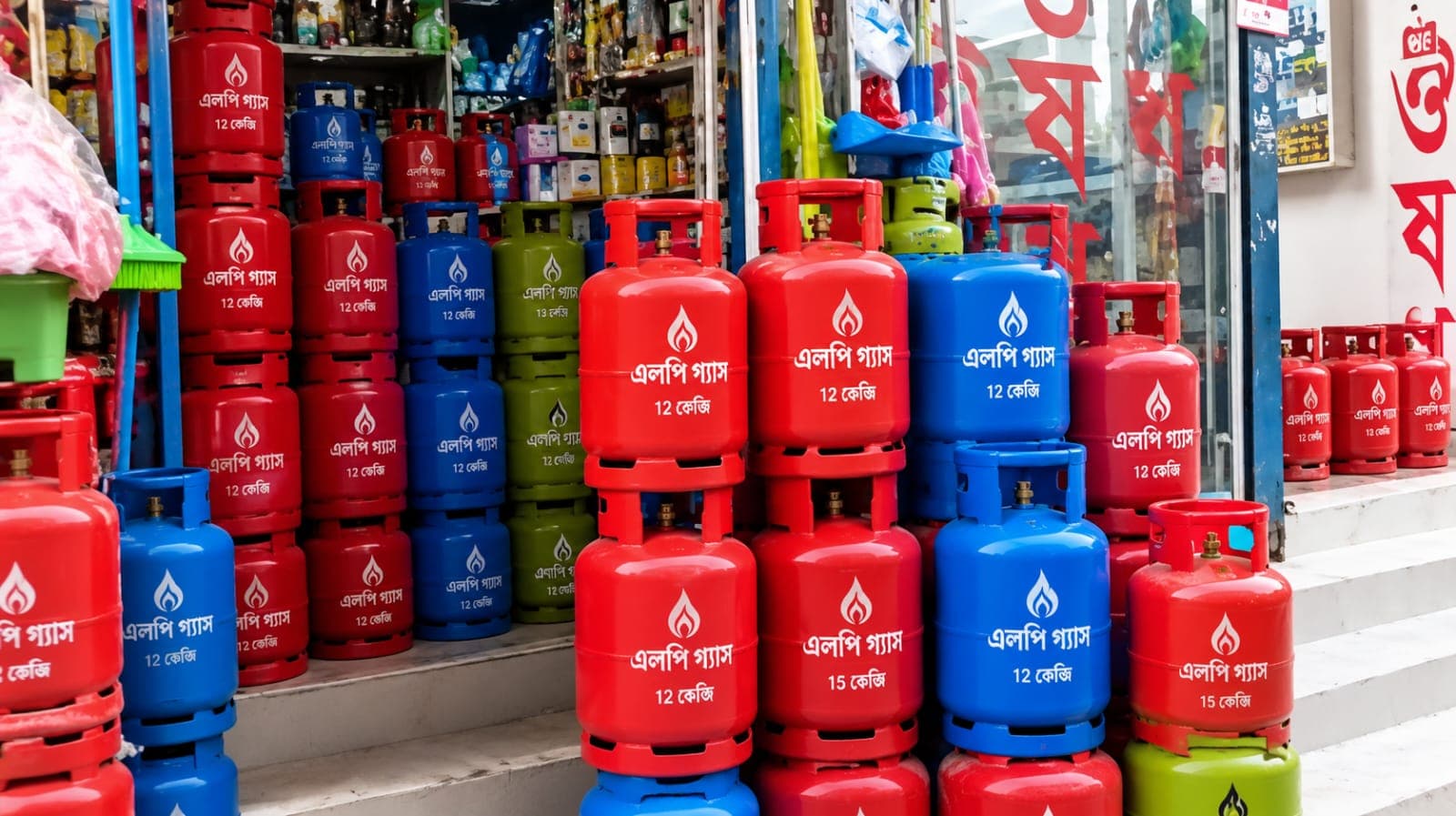 গ্যাস সংকটের সুযোগে সিলিন্ডার বাণিজ্য ক্রেতাদের কাছ থেকে বাড়তি ৩০০–৪০০ টাকা আদায়ের অভিযোগ