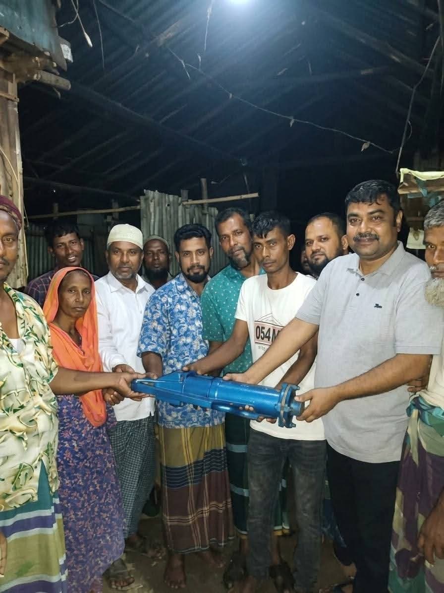 অসহায় মায়ের মুখে হাসি ফোটালেন ফজলুল করিম লাকি, দিলেন বিশুদ্ধ পানির নিশ্চয়তা
