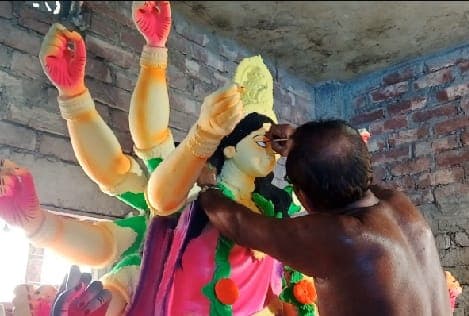 মাটির কাঠামো কীভাবে হয়ে উঠছে দেবী দুর্গা? ভিড় জমছে কুমারপাড়ায়