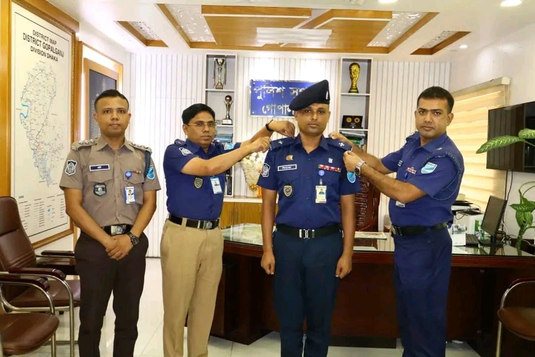 গোপালগঞ্জে এএসআই পদে পদোন্নতি পেলেন নাঈমুল ও মিরাজ, ব্যাজ পরালেন পুলিশ সুপার