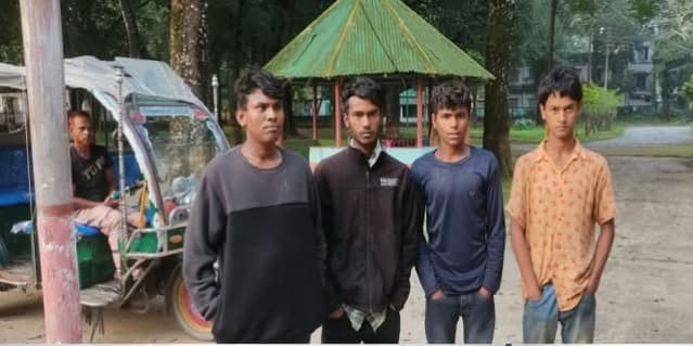 তেঁতুলিয়া সীমান্ত দিয়ে অবৈধভাবে ভারতে প্রবেশের চেষ্টাকালে ৪ জন বাংলাদেশি নাগরিক কে আটক করেছে বিজিবি