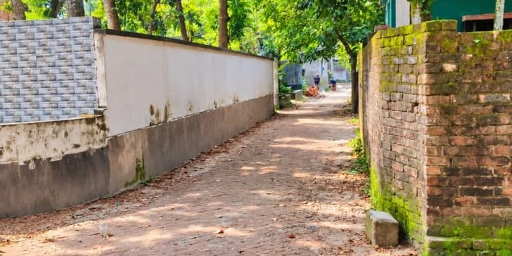 বিরামপুরে স্কুলের রাস্তা দখল করে প্রাচীর, সংকুচিত সড়কে প্রতিদিন দুর্ঘটনার আশঙ্কা