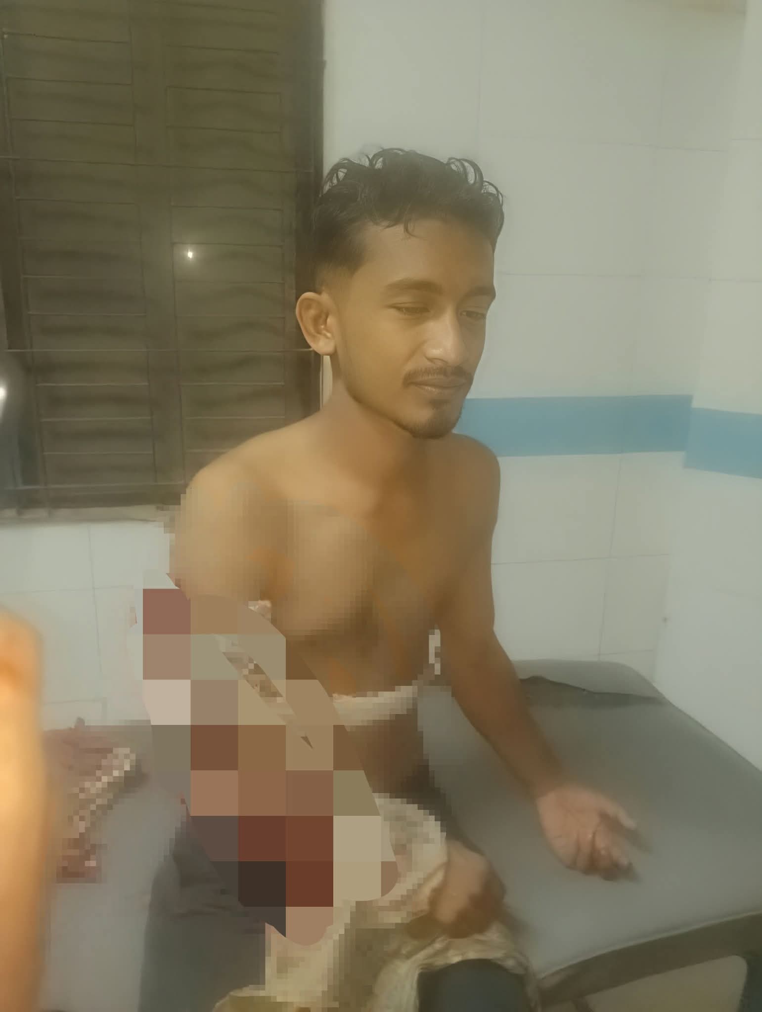 খুলনার লবণচরায় যুবককে কুপিয়ে জখম, হাসপাতালে ভর্তি, তদন্তে পুলিশ