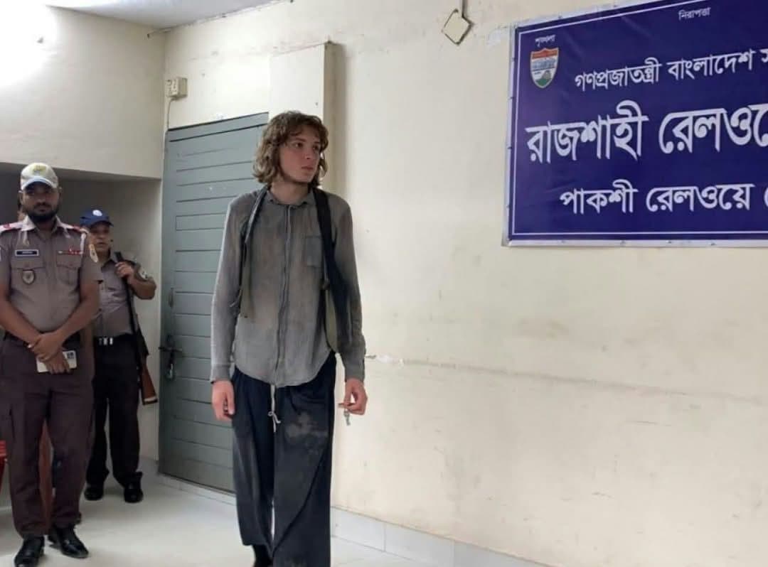 চুরি যাওয়া ম্যাকবুক-ক্যামেরার খোঁজে রাজশাহীতে জার্মান পর্যটক