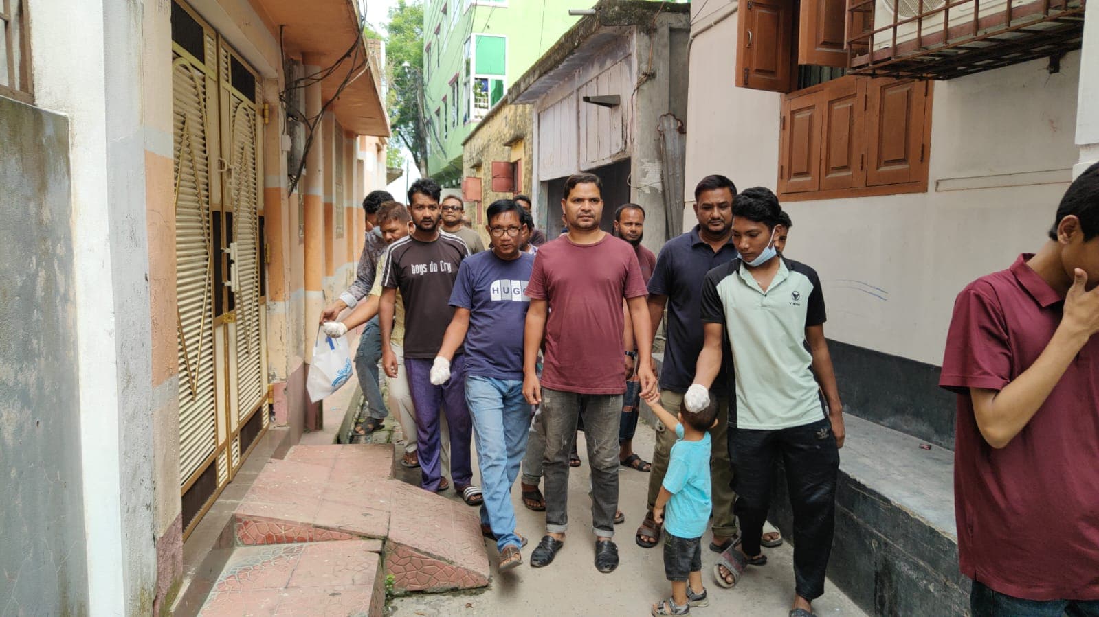 হুজরাপুর উৎসব ক্লাবের উদ্যোগে ডেঙ্গু প্রতিরোধে মশক নিধন কার্যক্রম পরিচালিত