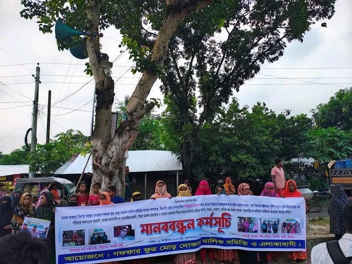 সাংবাদিক সাইফুল্লাহ তারেকের বিরুদ্ধে ষড়যন্ত্রমূলক মামলার অভিযোগ, প্রতিবাদে মানববন্ধনে জনতার উপস্থিতি