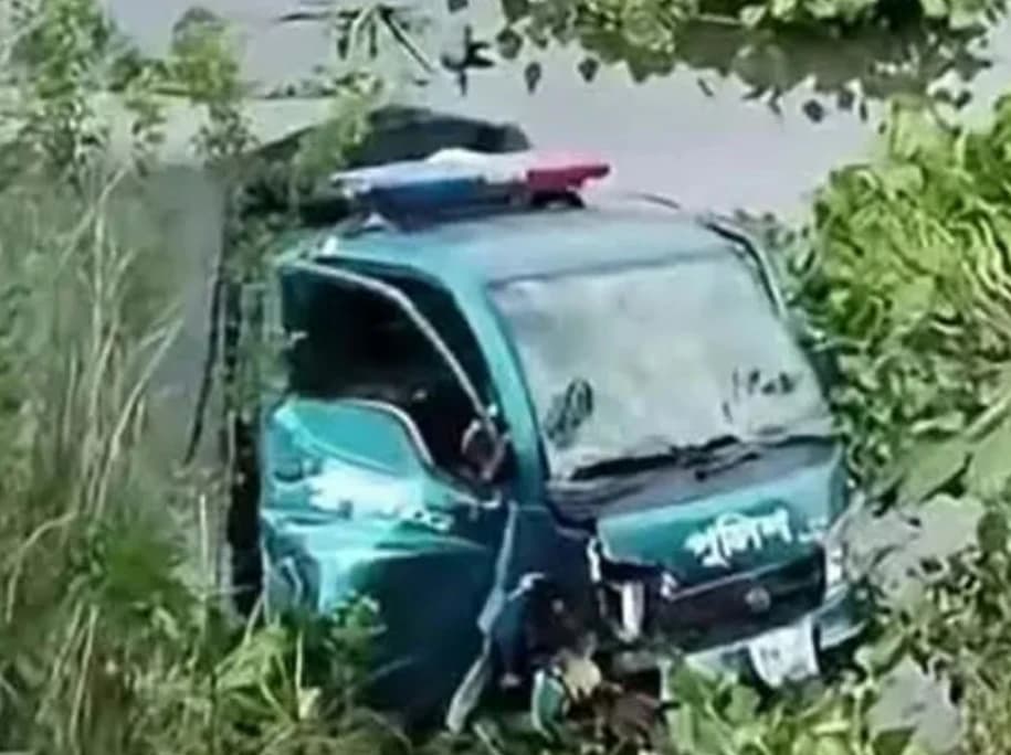 আদালতে নেওয়ার পথে পুলিশের গাড়ি খাদে, রক্তাক্ত অবস্থায় আসামিসহ হাসপাতালে ৫ জন