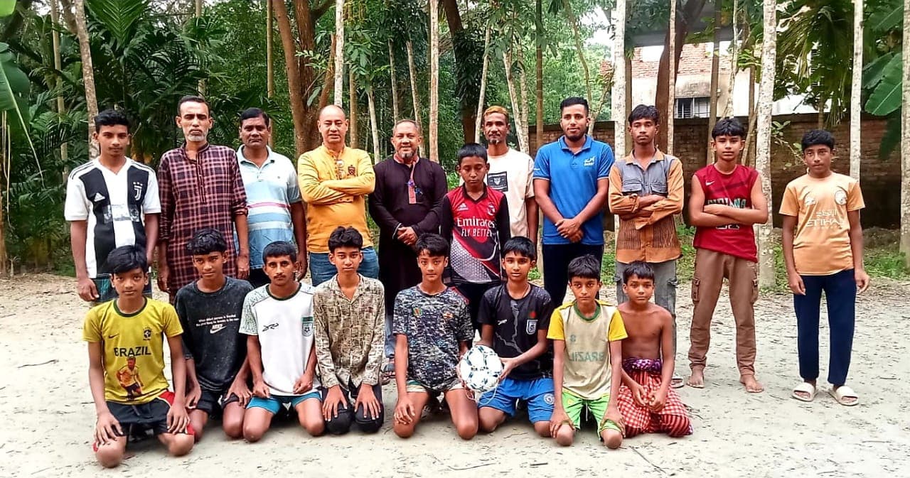 কাঁঠালিয়ায় খুদে ফুটবলারদের মাঝে ফুটবল বিতরণ
