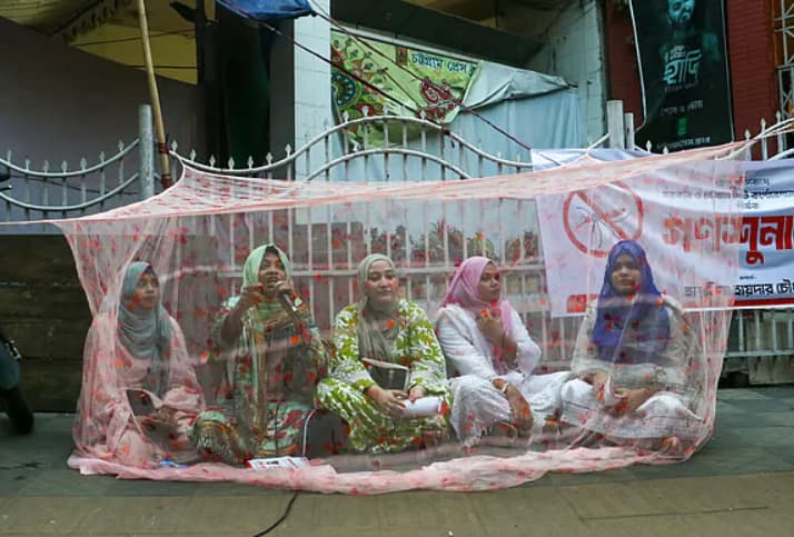 মশার ভয়ে ফুটপাতে মশারি টানিয়ে বসলেন চার তরুণী, ক্ষোভে ফুঁসছে চট্টগ্রাম
