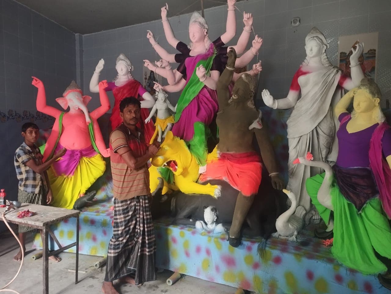 কালীগঞ্জে ৫৫ মন্ডপে দুর্গাপূজার প্রতিমায় শেষ আঁচড়ে ব্যস্ত কারিগররা