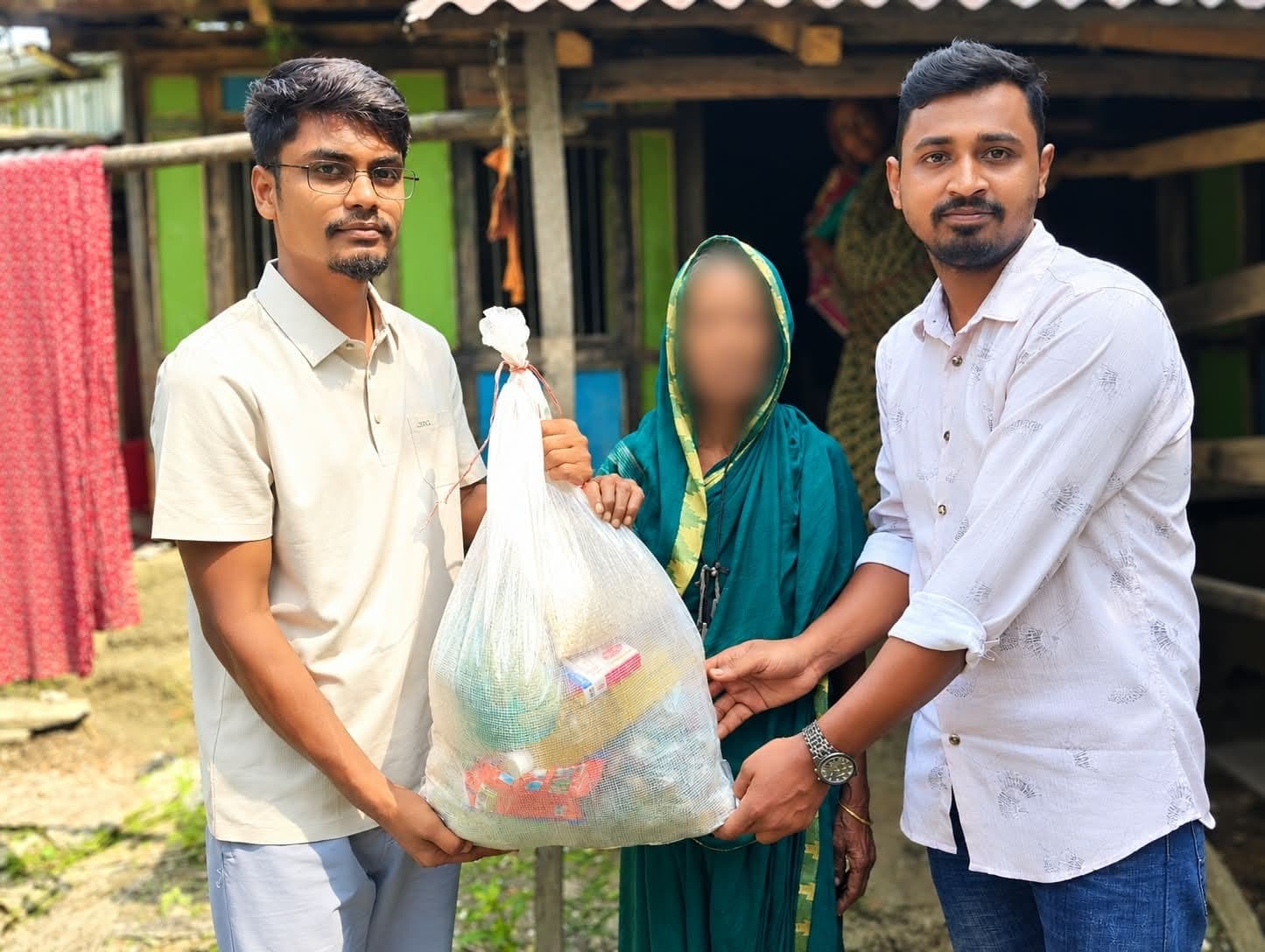 আমতলীতে অসহায় বৃদ্ধার পাশে স্বপ্নছোঁয়া, তুলে দিল মানবিক সহায়তা