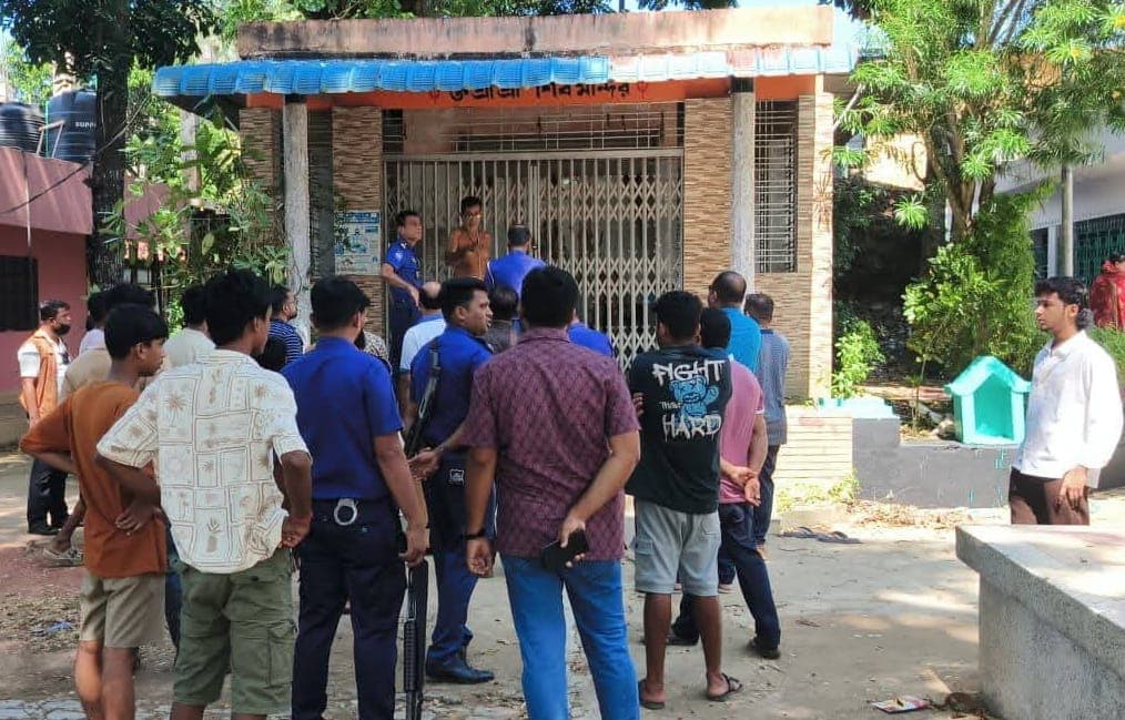 গ্রিল কেটে মন্দিরে ঢুকে স্বর্ণালংকারসহ ছয় মূর্তি লুট, ভক্তদের মাঝে আতঙ্ক