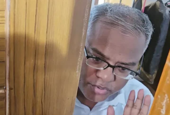 ২৭ ঘণ্টা অবরুদ্ধ ভিসি শিক্ষার্থীদের খাবার ফিরিয়ে দিলেন, নিলেন ডিবির খাবার