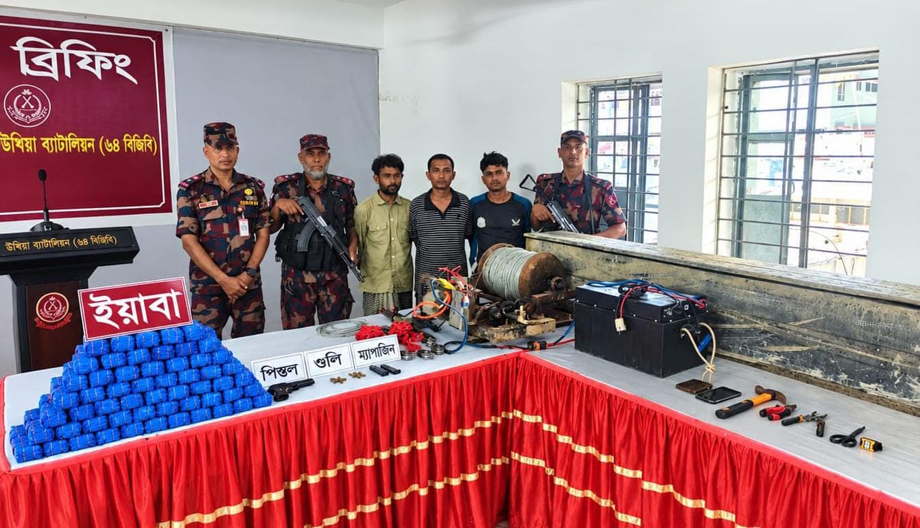 নাফ নদীতে ডুবন্ত সাবমেরিনে ৩০ লাখ ইয়াবা পাচার, উখিয়ায় ধরা তিন কারবারি