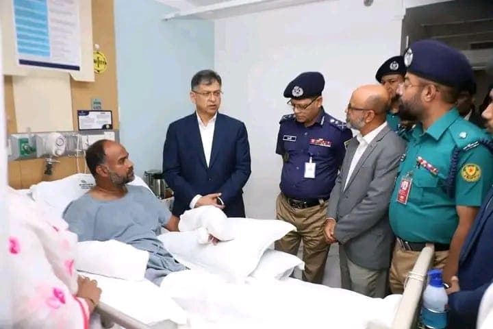 আহত পুলিশ পরিদর্শক শাহ আলমকে দেখতে হাসপাতালে স্বরাষ্ট্রমন্ত্রী