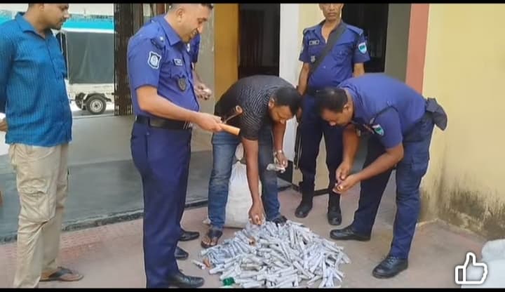 কুষ্টিয়ায় লালন সাঁইয়ের আখড়াবাড়ির মেলারমাঠ থেকে দুই হাজার পিস গাঁজা সেবনের কলকে উদ্ধার