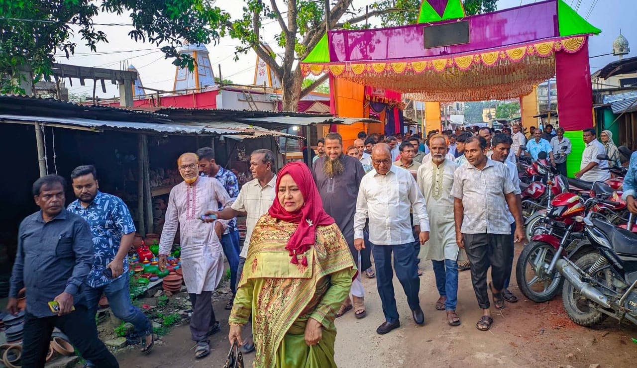 নির্বিঘ্ন শারদোৎসবের আহ্বান জানিয়ে ধামইরহাটের পূজামণ্ডপে সাবেক এমপি সামসুজ্জোহা