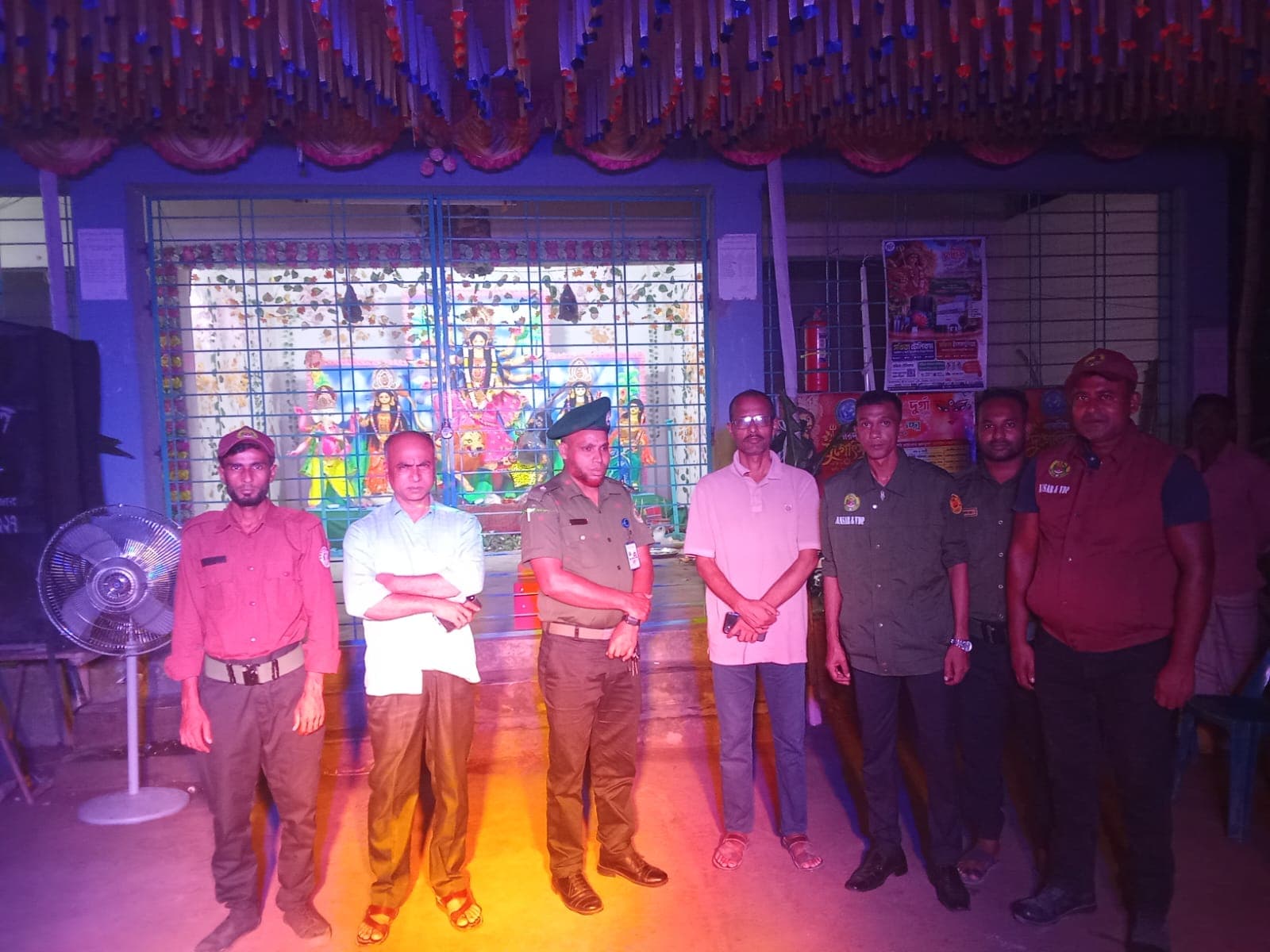 শান্তিপূর্ণ পূজা নিশ্চিতে রাতে মণ্ডপে মণ্ডপে ঘুরলেন আনসার কর্মকর্তা