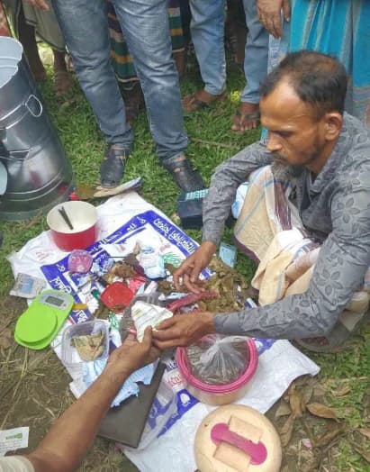 শ্রীপুরে মাদক কারবারি আটক, পুলিশের দুর্ব্যবহারে উত্তপ্ত হয়ে উঠল পুরো এলাকা