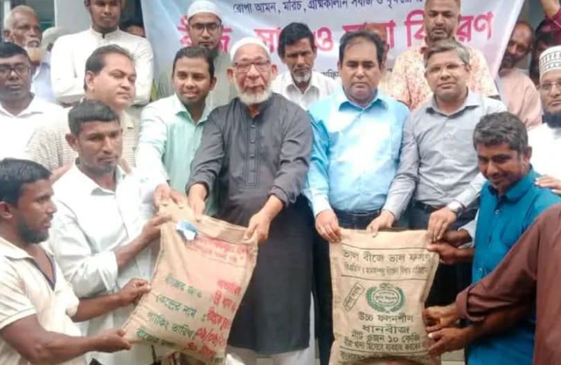 ডিমলায় কৃষকদের মাঝে অসময়ে ধানের বীজ বিতরণ