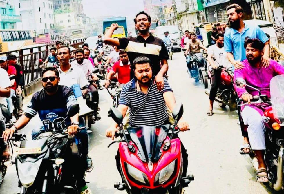 টঙ্গীতে আওয়ামীলীগের সহিংসতার প্রতিবাদে স্বেচ্ছাসেবক দলের বিক্ষোভ মিছিল