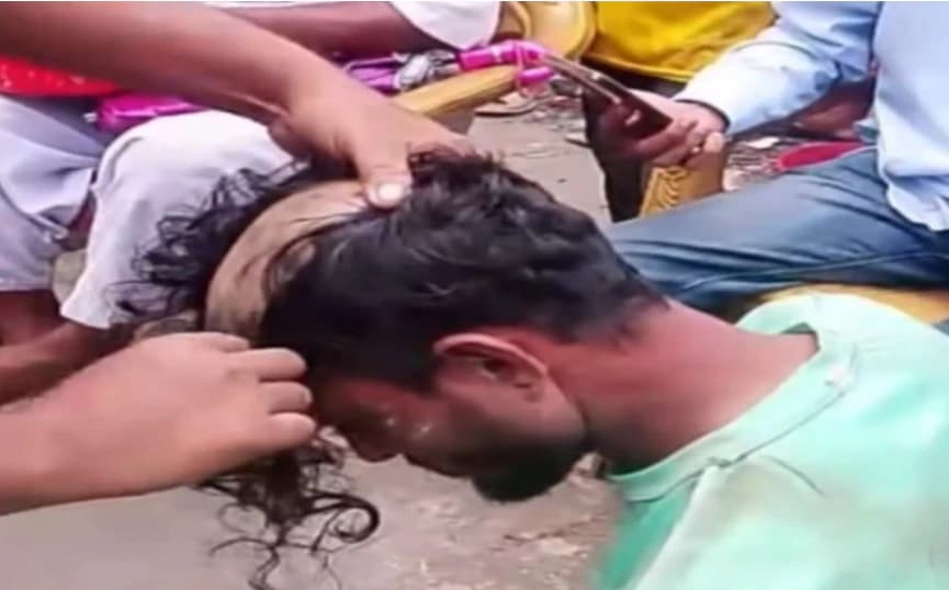 হবিগঞ্জে শিশু ধর্ষণের অভিযোগে যুবক গ্রেপ্তার মাথা ন্যাড়া করে পুলিশে সোপর্দ